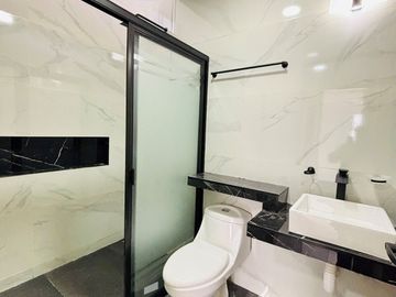 Casa en venta con roof garden y recámara en planta baja en Coatepec