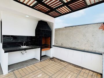 Casa en venta con roof garden y recámara en planta baja en Coatepec