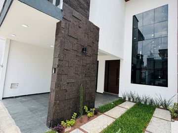 Casa en venta con roof garden y recámara en planta baja en Coatepec