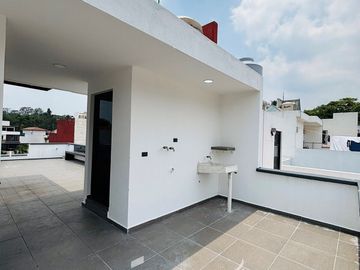 Casa en venta con roof garden y recámara en planta baja en Coatepec