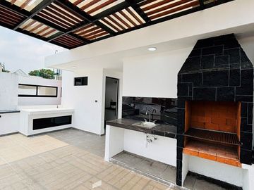 Casa en venta con roof garden y recámara en planta baja en Coatepec
