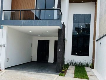 Casa en venta con roof garden y recámara en planta baja en Coatepec