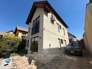 Venta de Hermosa casa en condominio en Peñalolén