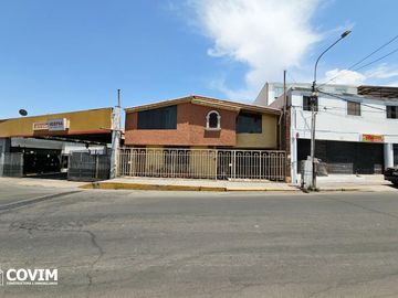 Casa y Local en Venta en Av. Venezuela