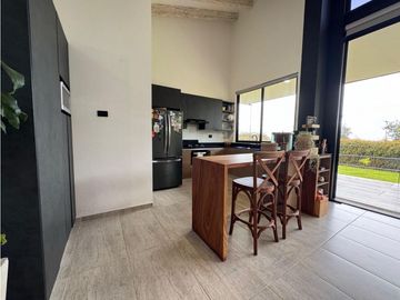 Hermosa casa campestre en venta sector el Canadá. Lote plano