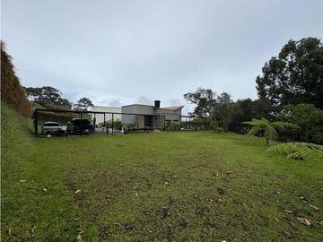 Hermosa casa campestre en venta sector el Canadá. Lote plano