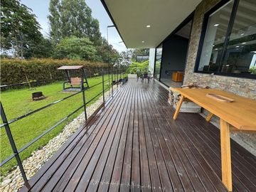 Hermosa casa campestre en venta sector el Canadá. Lote plano