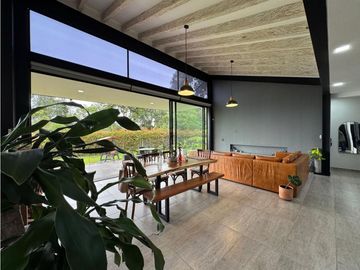 Hermosa casa campestre en venta sector el Canadá. Lote plano