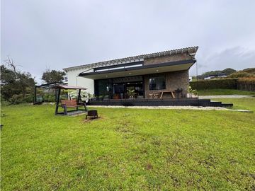 Hermosa casa campestre en venta sector el Canadá. Lote plano
