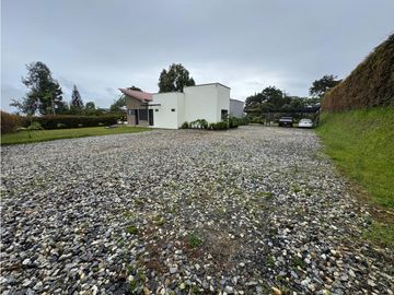 Hermosa casa campestre en venta sector el Canadá. Lote plano