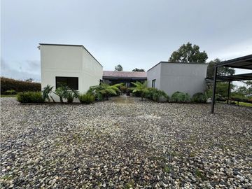 Hermosa casa campestre en venta sector el Canadá. Lote plano