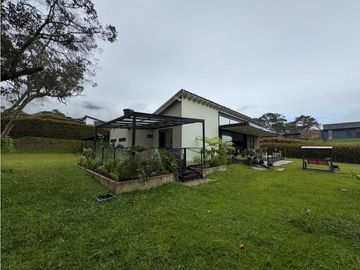 Hermosa casa campestre en venta sector el Canadá. Lote plano