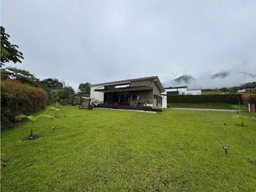 Hermosa casa campestre en venta sector el Canadá. Lote plano