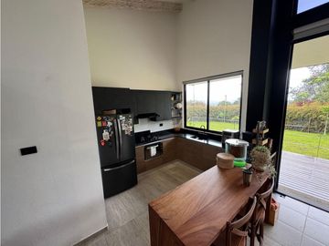 Hermosa casa campestre en venta sector el Canadá. Lote plano