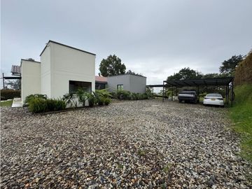 Hermosa casa campestre en venta sector el Canadá. Lote plano