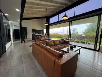 Hermosa casa campestre en venta sector el Canadá. Lote plano