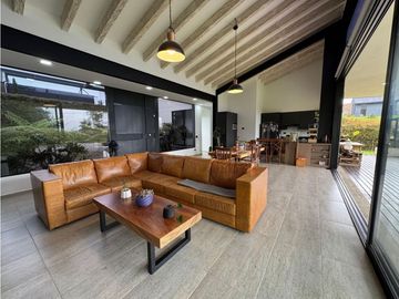 Hermosa casa campestre en venta sector el Canadá. Lote plano
