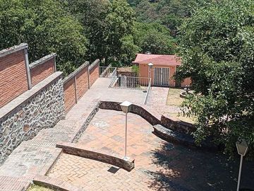 SE VENDE RESIDENCIA  2730 M2 UBICADO EN CIRCUITO DE LOS DUENDES CABAÑAS