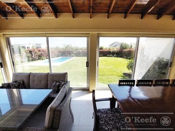 Casa en venta de 6 ambiente en Fincas de Iraola II con piscina climatizada