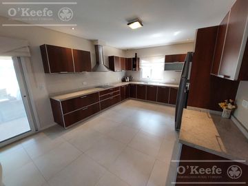 Casa en venta de 6 ambiente en Fincas de Iraola II con piscina climatizada