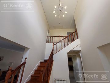 Casa en venta de 6 ambiente en Fincas de Iraola II con piscina climatizada