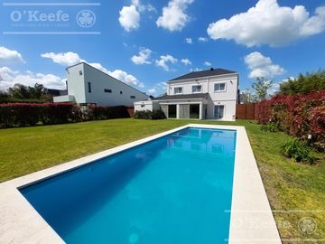 Casa en venta de 6 ambiente en Fincas de Iraola II con piscina climatizada