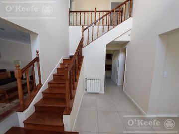 Casa en venta de 6 ambiente en Fincas de Iraola II con piscina climatizada