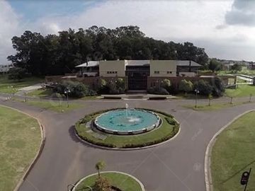 Casa en venta de 6 ambiente en Fincas de Iraola II con piscina climatizada