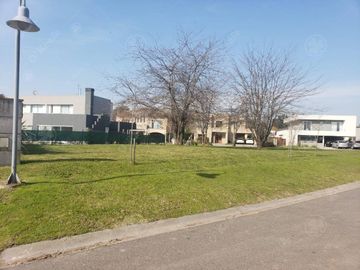 Casa en venta de 6 ambiente en Fincas de Iraola II con piscina climatizada