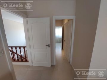 Casa en venta de 6 ambiente en Fincas de Iraola II con piscina climatizada