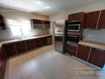 Casa en venta de 6 ambiente en Fincas de Iraola II con piscina climatizada