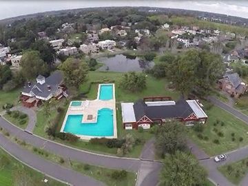 Casa en venta de 6 ambiente en Fincas de Iraola II con piscina climatizada
