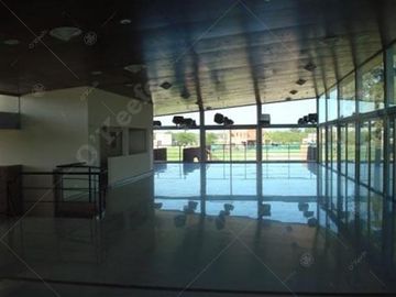 Casa en venta de 6 ambiente en Fincas de Iraola II con piscina climatizada