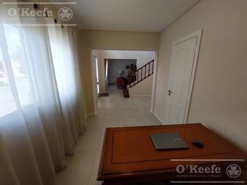 Casa en venta de 6 ambiente en Fincas de Iraola II con piscina climatizada