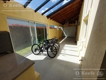 Casa en venta de 6 ambiente en Fincas de Iraola II con piscina climatizada