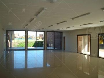 Casa en venta de 6 ambiente en Fincas de Iraola II con piscina climatizada