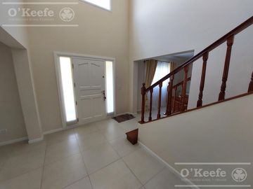 Casa en venta de 6 ambiente en Fincas de Iraola II con piscina climatizada