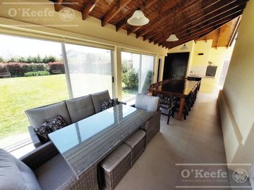 Casa en venta de 6 ambiente en Fincas de Iraola II con piscina climatizada