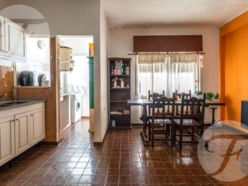 APTO CRÉDITO HIPOTECARIO - Departamento de 2 ambientes con cochera y luz natural – USD 46.000