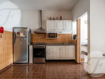 APTO CRÉDITO HIPOTECARIO - Departamento de 2 ambientes con cochera y luz natural – USD 46.000