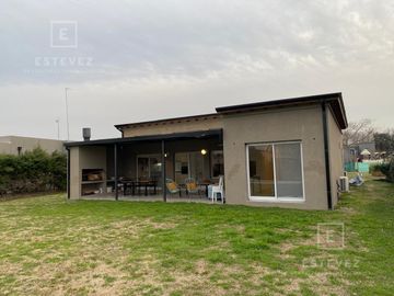 Casa en venta / alquiler, pileta. 3 dormitorios. Barrio Cerrado, Escobar