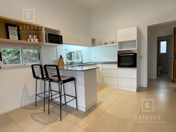 Casa en venta / alquiler, pileta. 3 dormitorios. Barrio Cerrado, Escobar