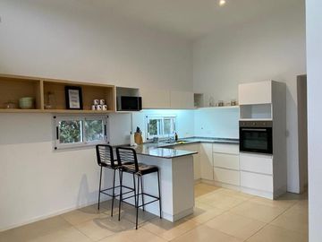 Casa en venta / alquiler, pileta. 3 dormitorios. Barrio Cerrado, Escobar