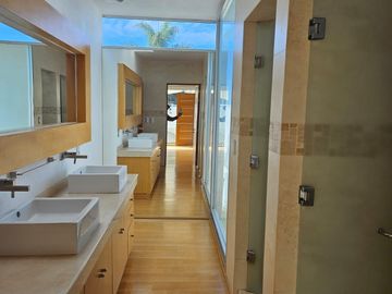 Casa en Venta a un Paso de Vista Real, Colinas del Bosque