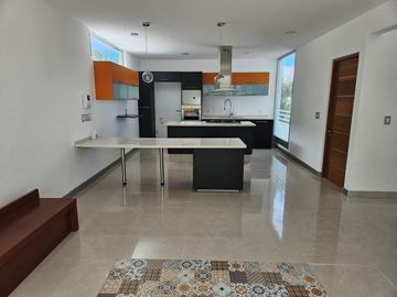 Casa en Venta a un Paso de Vista Real, Colinas del Bosque