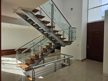 Casa en Venta a un Paso de Vista Real, Colinas del Bosque