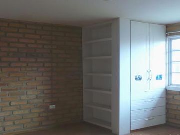 Casa de 3 Niveles en Urbanización Privada – Espacio, Seguridad y Confort en Cuenca
