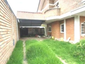 Casa de 3 Niveles en Urbanización Privada – Espacio, Seguridad y Confort en Cuenca