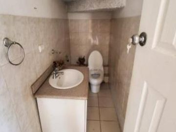 Casa de 3 Niveles en Urbanización Privada – Espacio, Seguridad y Confort en Cuenca