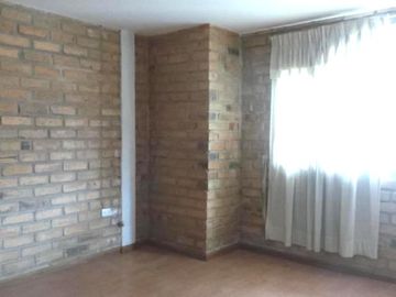 Casa de 3 Niveles en Urbanización Privada – Espacio, Seguridad y Confort en Cuenca